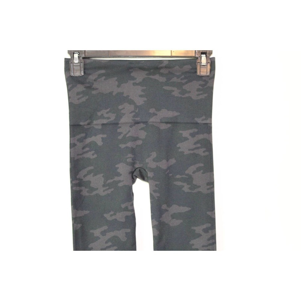 ✨2/$20 SPANX Camo Look at Me Now Seamless Cropped Leggings Black Gray Medium - Picture 11 of 14